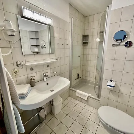 ガストホフ ペンション ウンド フェヴォス ツル ツウィーレ * ヴィリンゲン