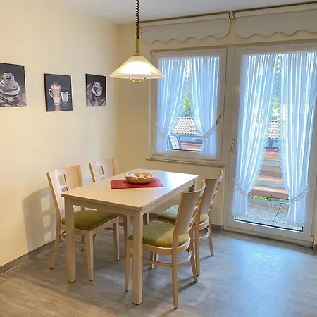 アパート ガストホフ ペンション ウンド フェヴォス ツル ツウィーレ